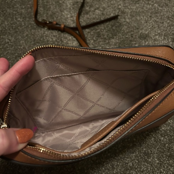 Jet Set Large Saffiano Leather Crossbody Bag - Picture 4 of 11